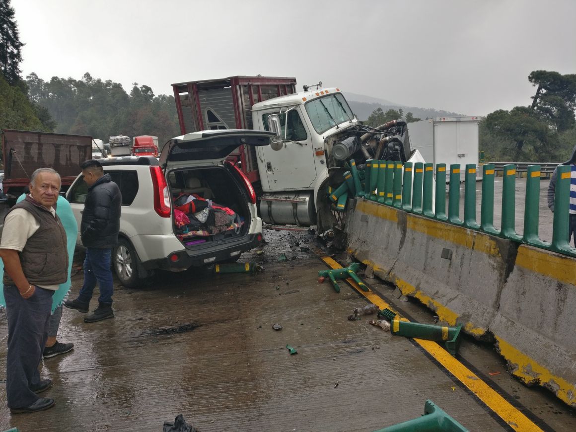 Se registra choque contra objeto fijo en la México-Puebla